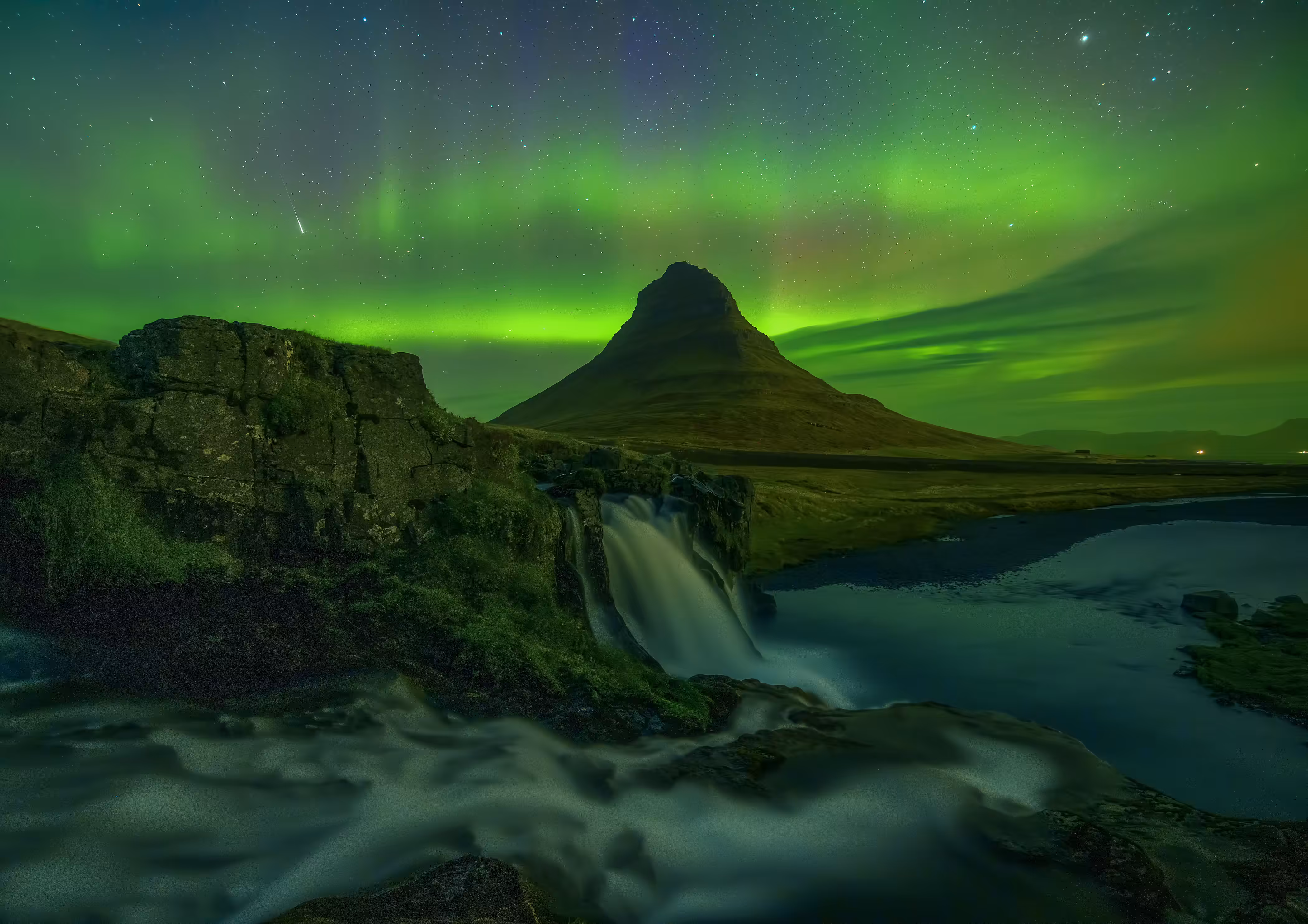 AURORAS FALL - A BROKEN DREAM
