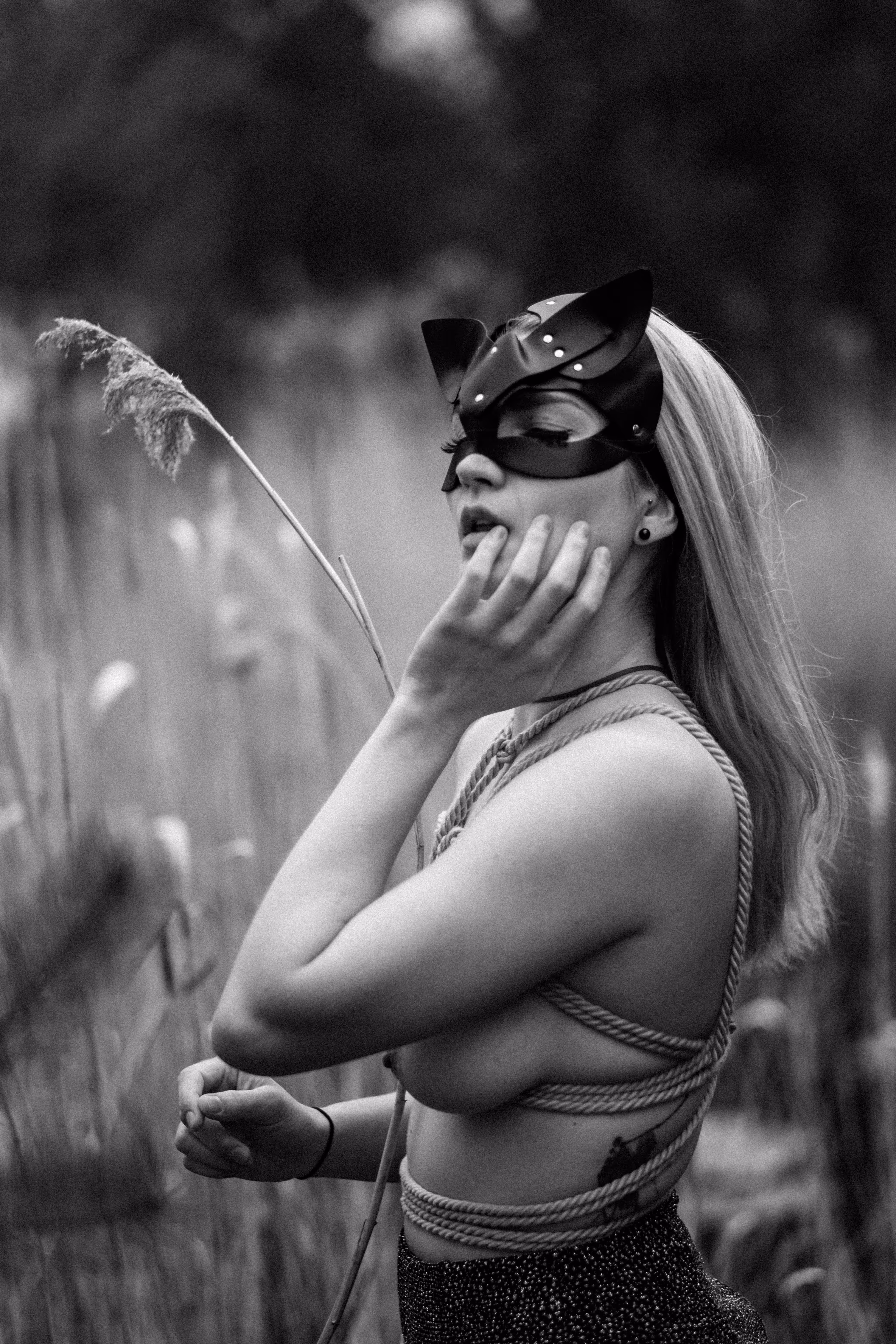 Noir shibari Nude cat mask 