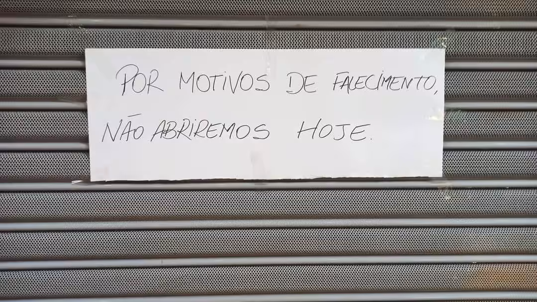 por motivos de falecimento, não abriremos hoje