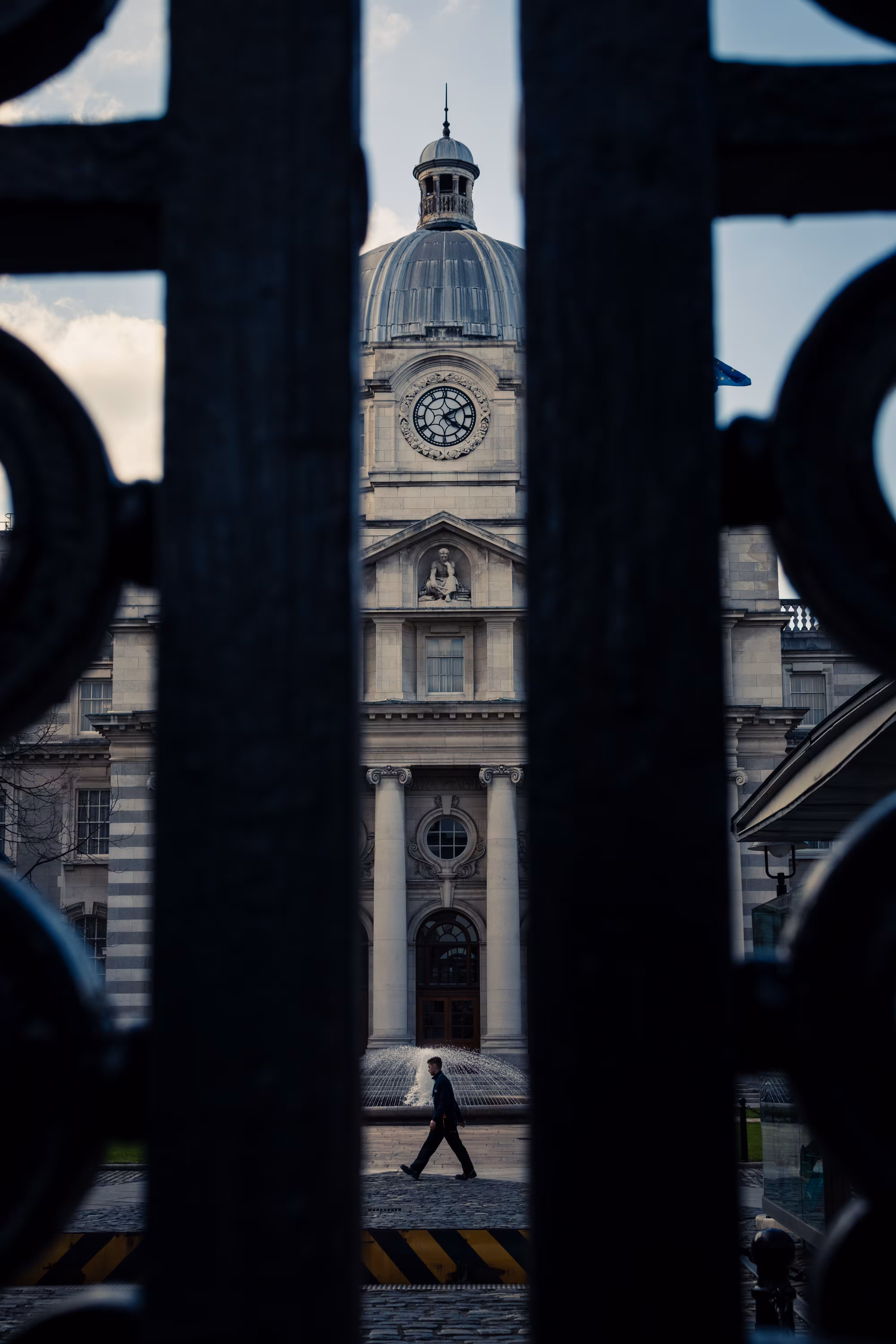 Lean ar aghaidh ag siúl