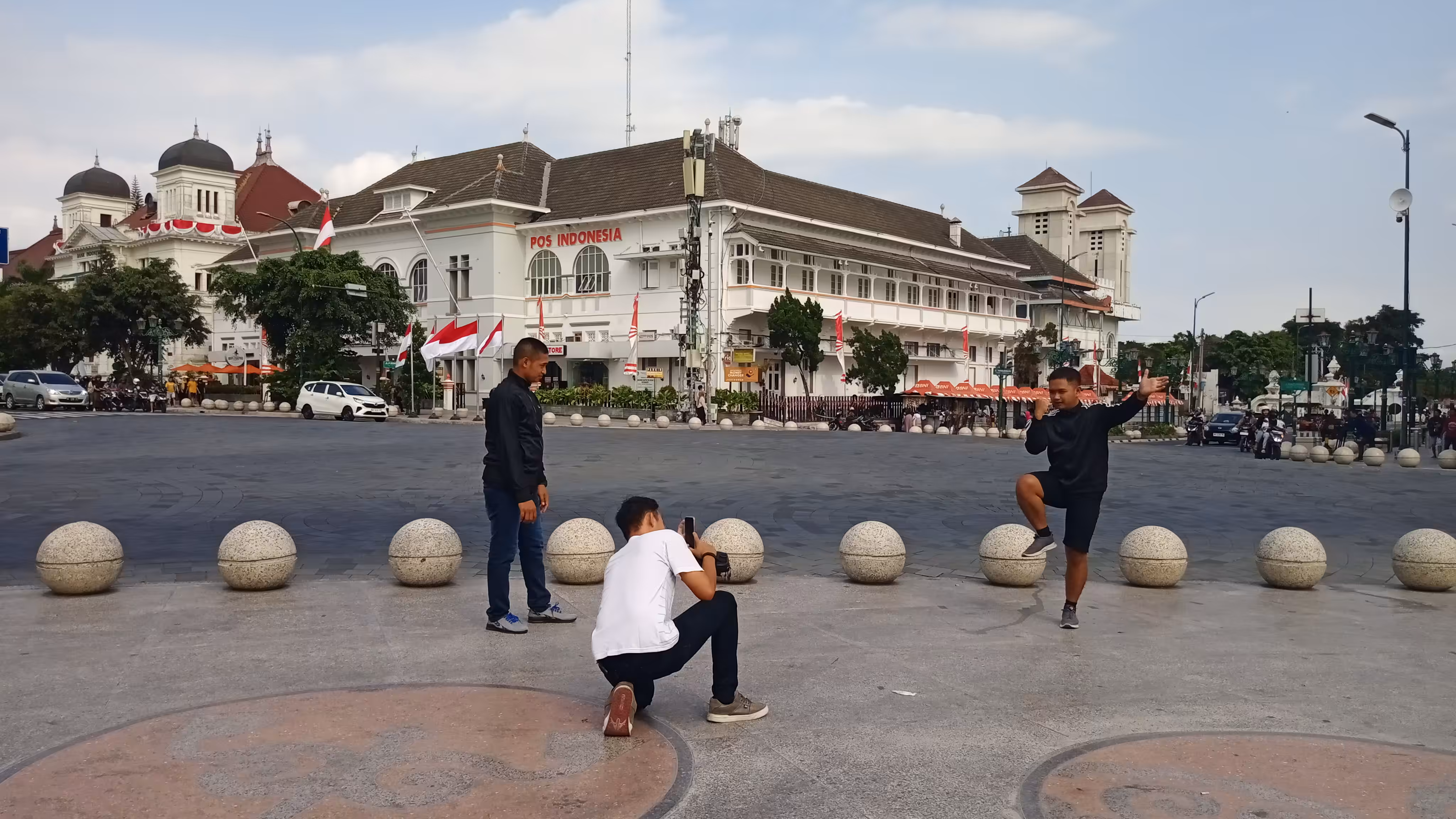 Kelas Kreatif Bentara: Remaja Laki-laki Mengambil Gambar di Area Titik Nol Kilometer Jogja