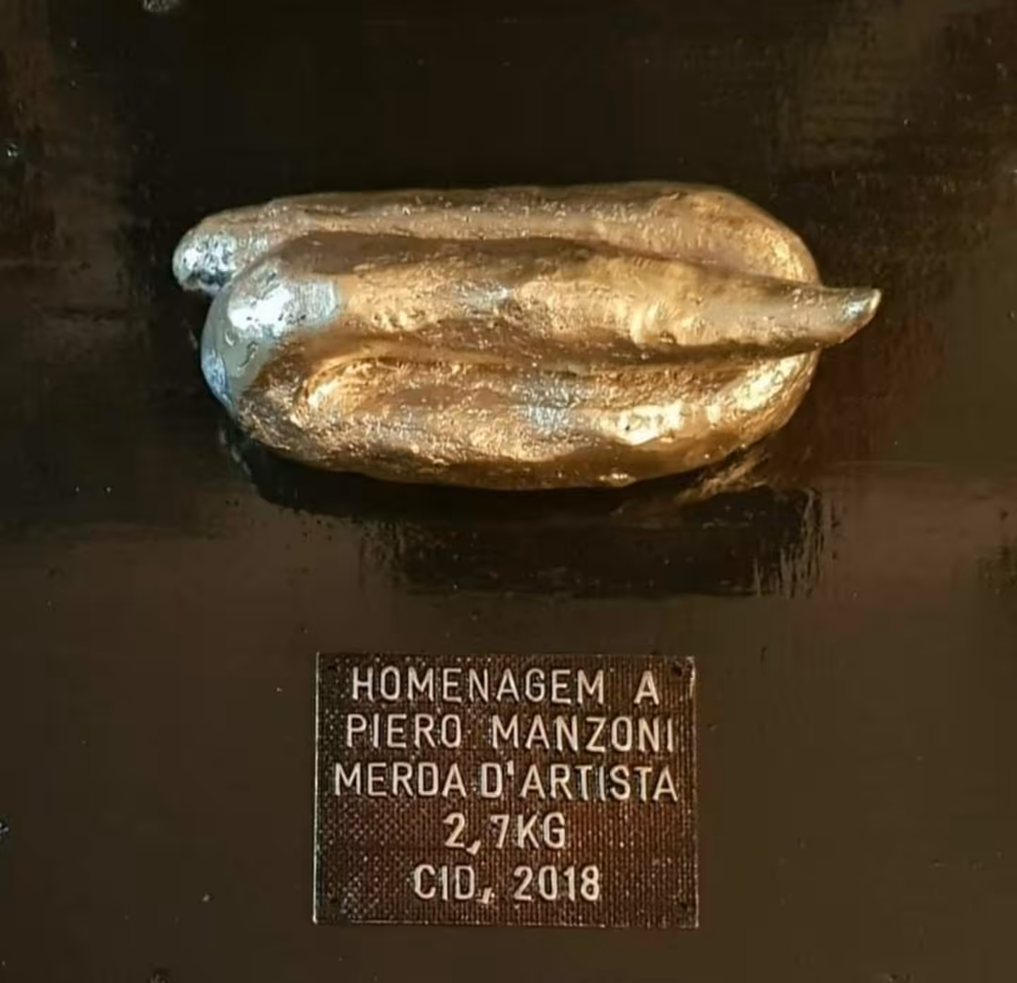 Merda D'Artista 2.7kg - Critical homage to Piero Manzoni (gold-plated bronze sculpture - Cid, 2018)