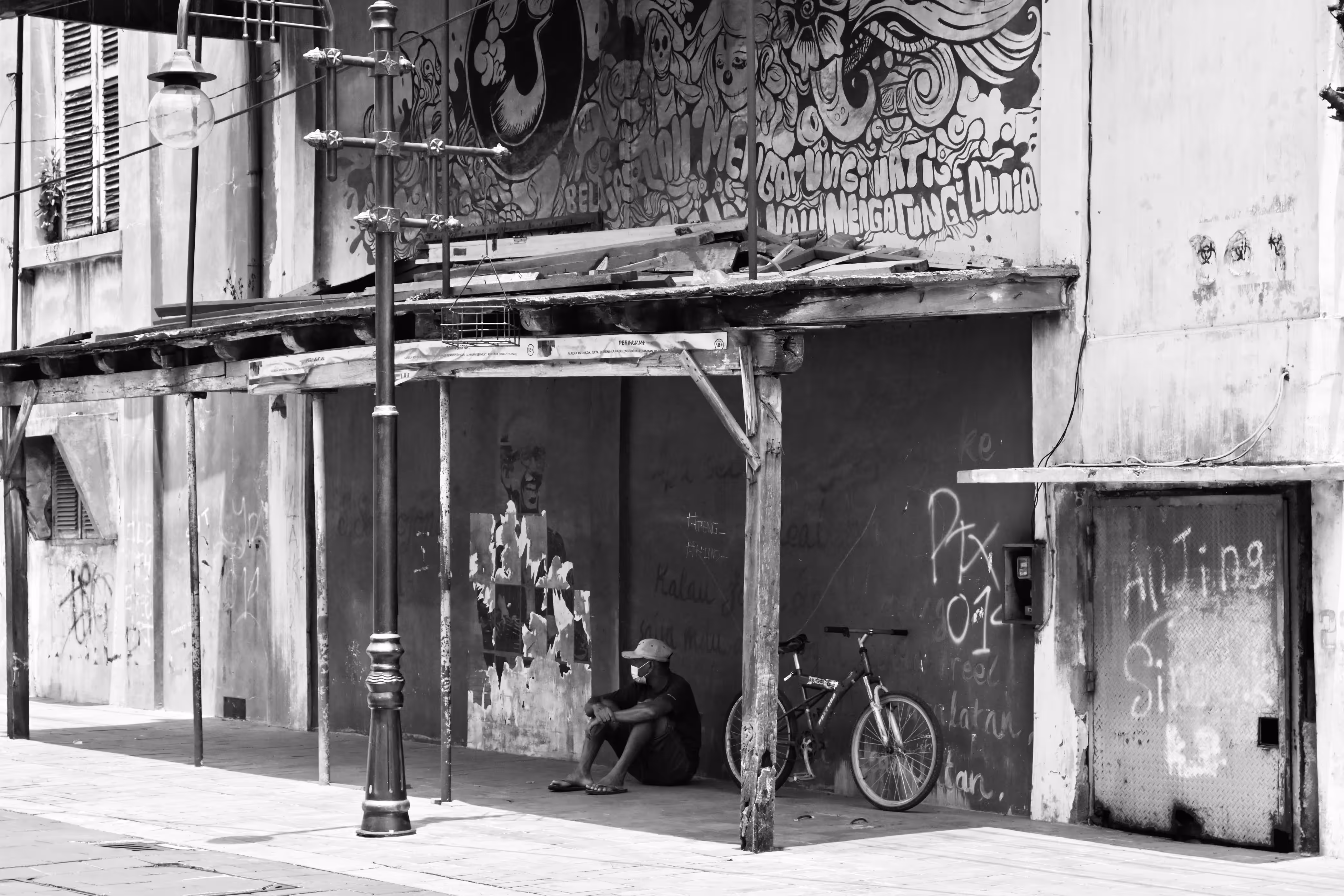 Street Photographs: Take Shelter