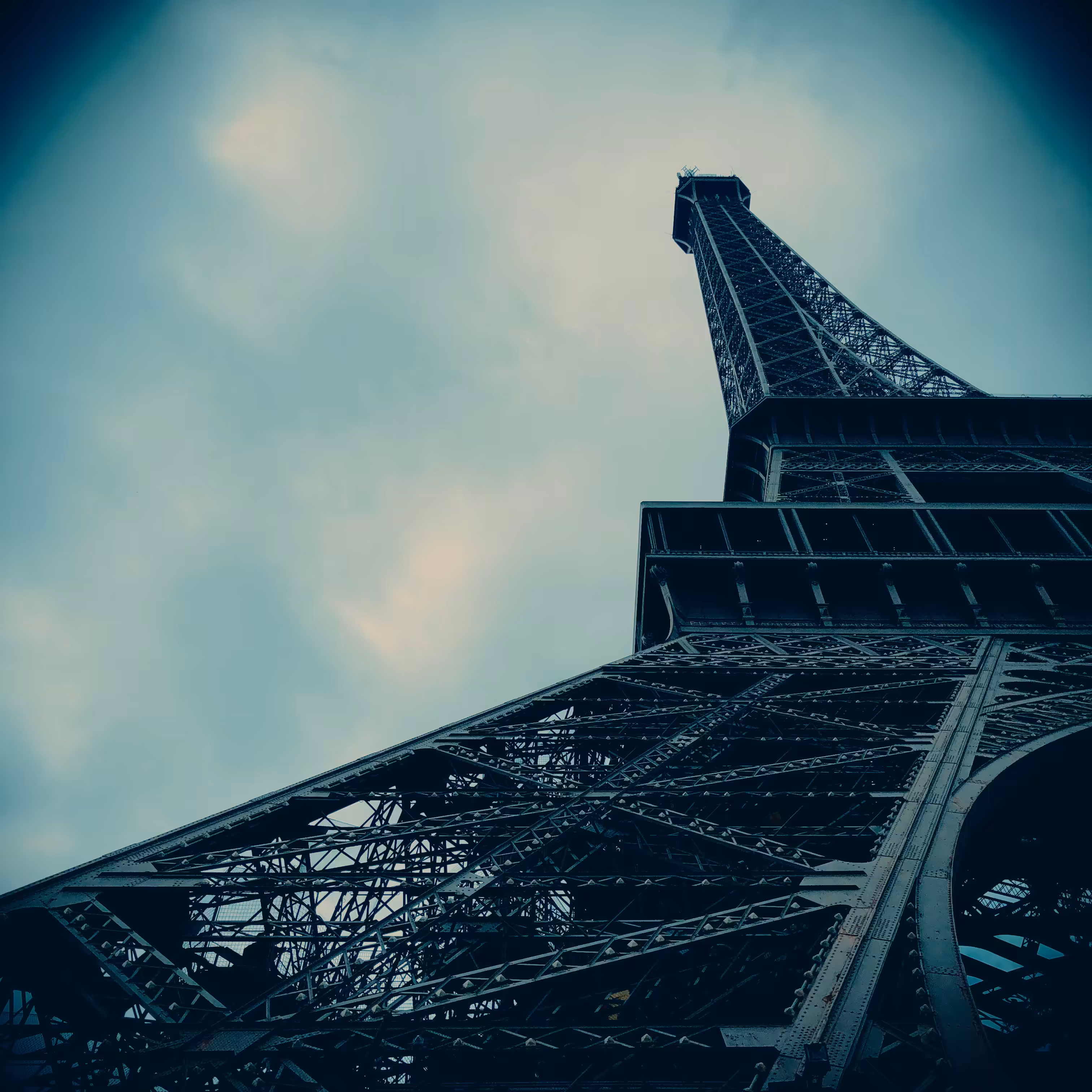 Bleu Eiffel — Paris