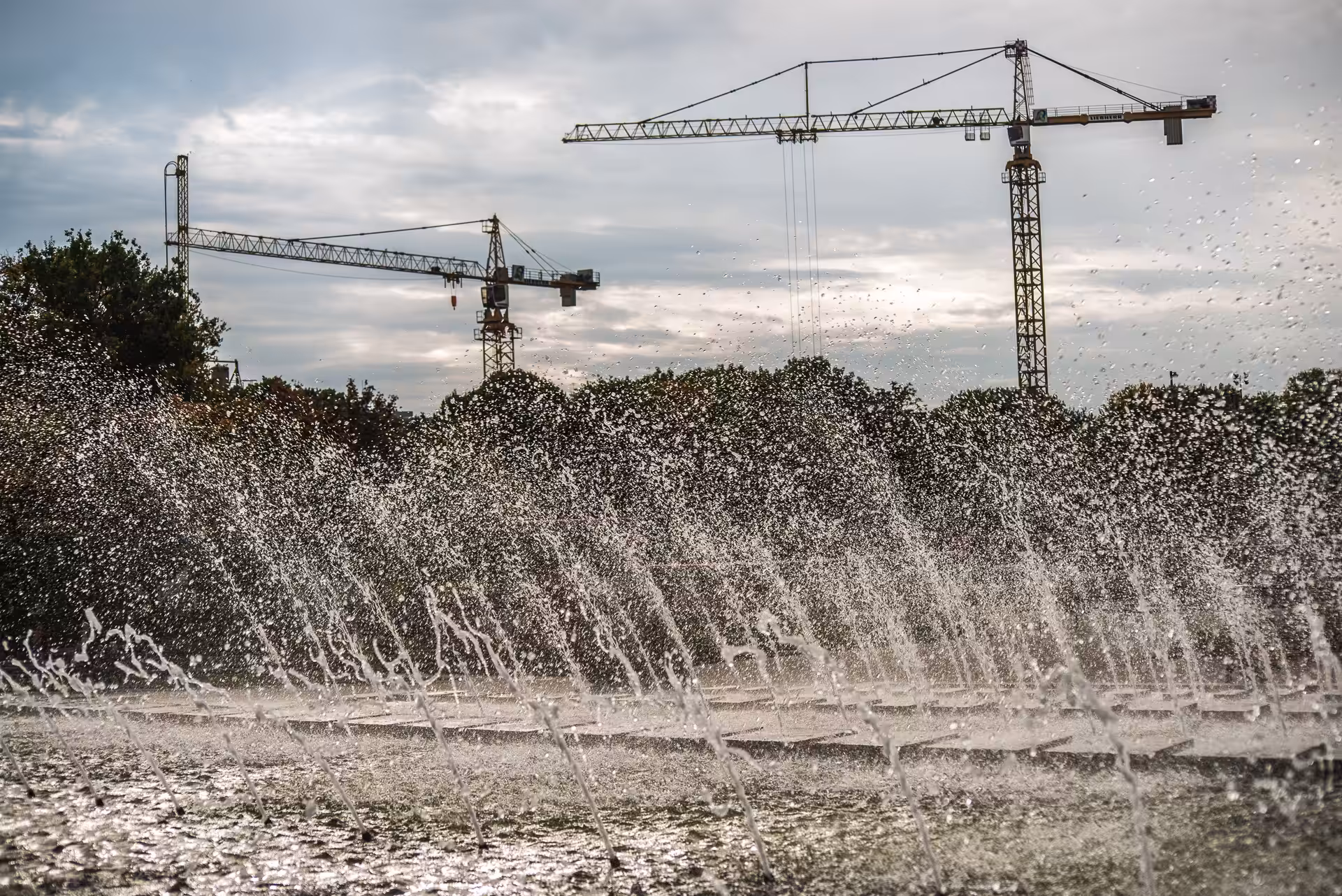 Wasserkaskaden mit Kränen