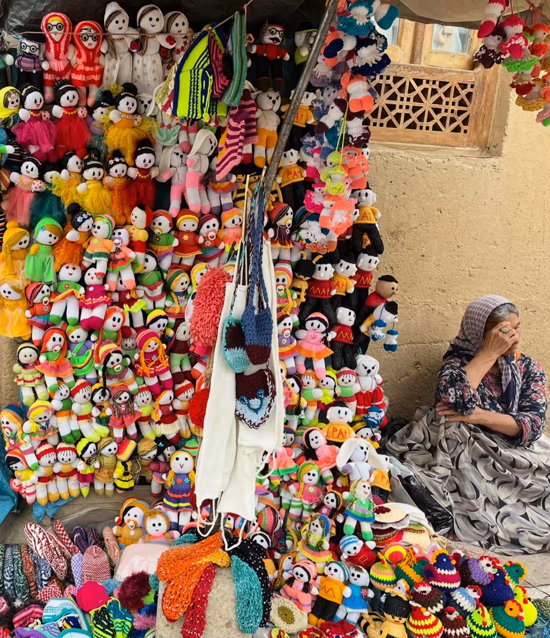 The moments: The old lady weaves dolls