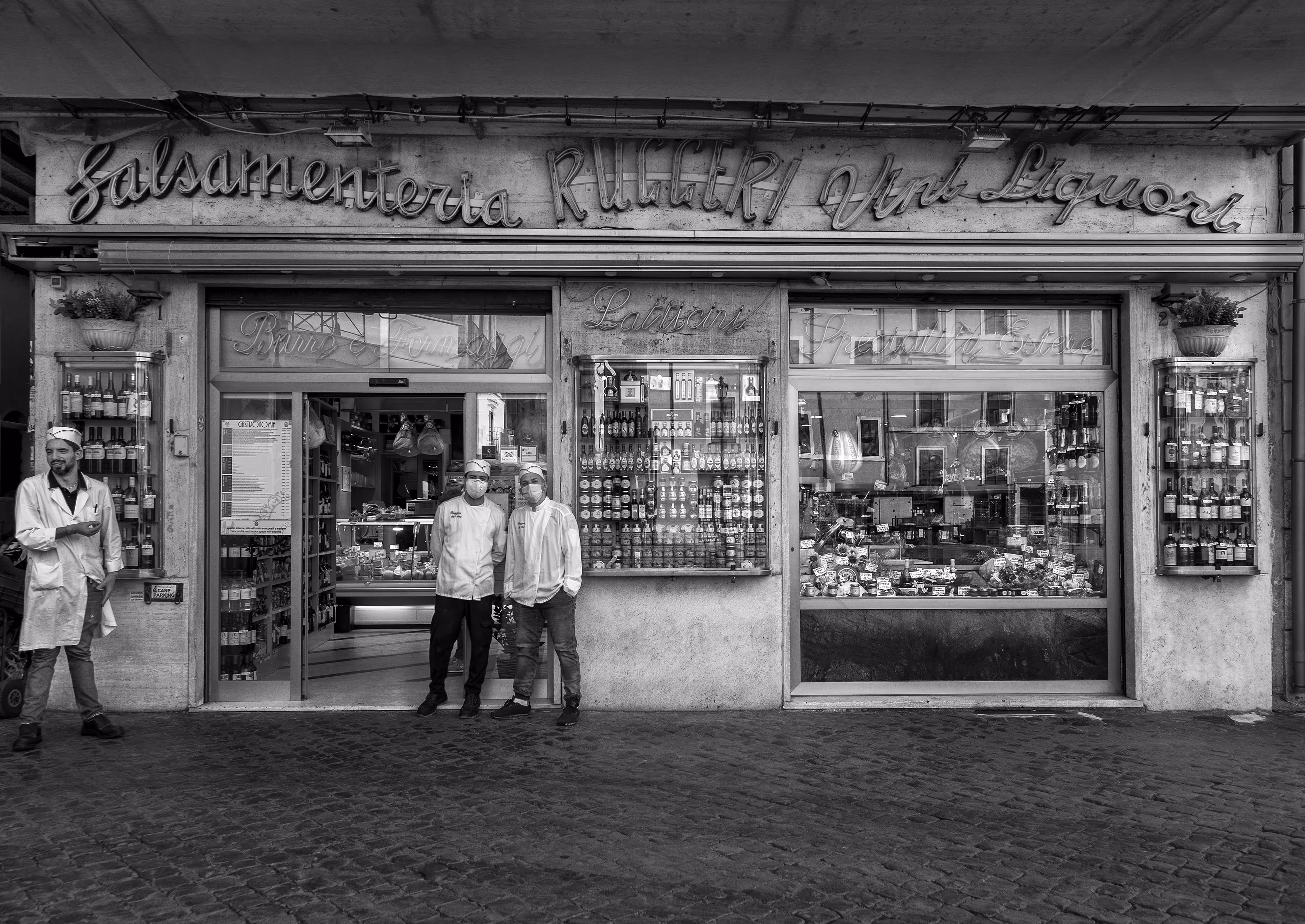 EMPTY SHOP