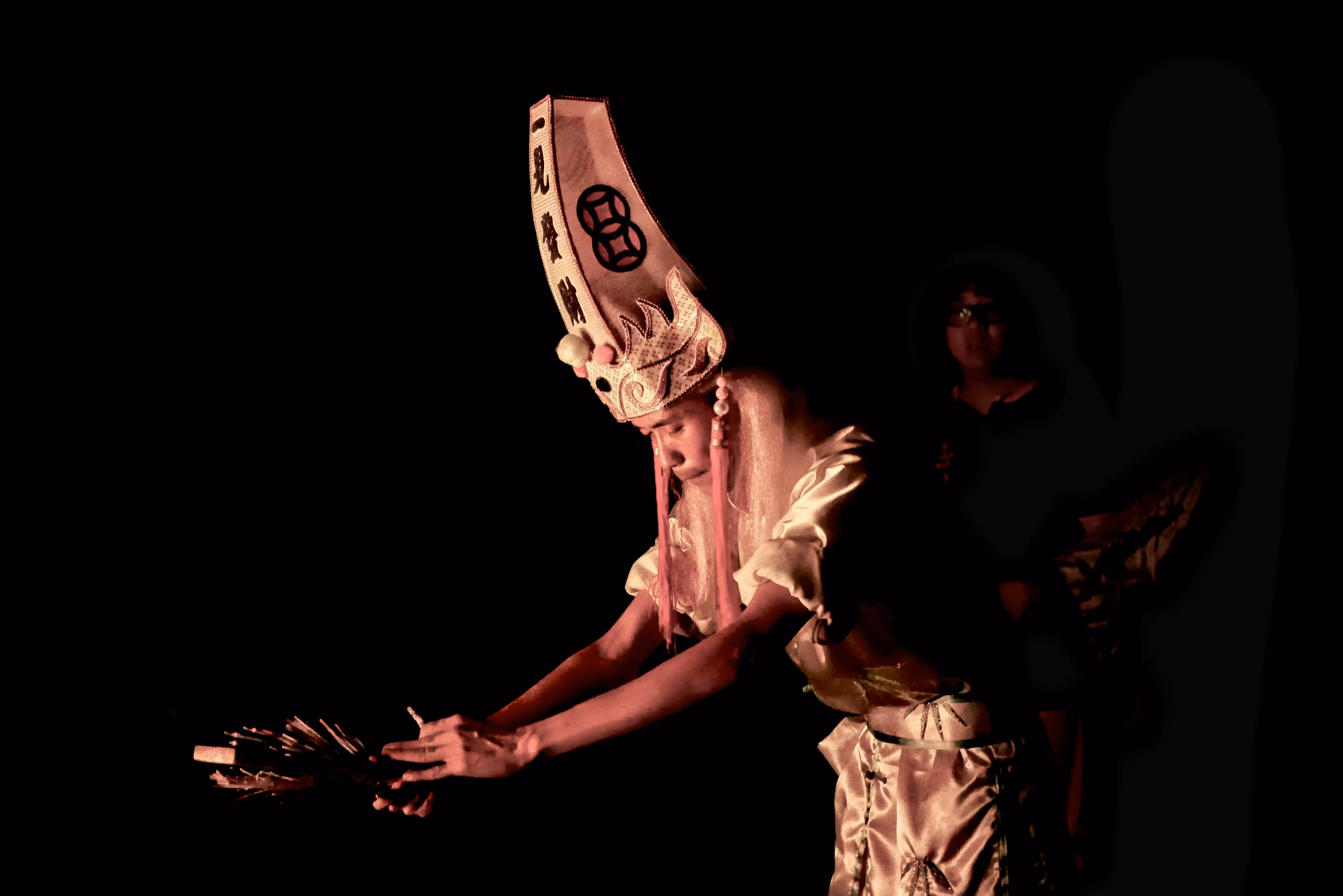 Night-time Cemetery Rituals, Singapore (7) - Spirit medium possessed by the Hell Deity Tua Ya Pek