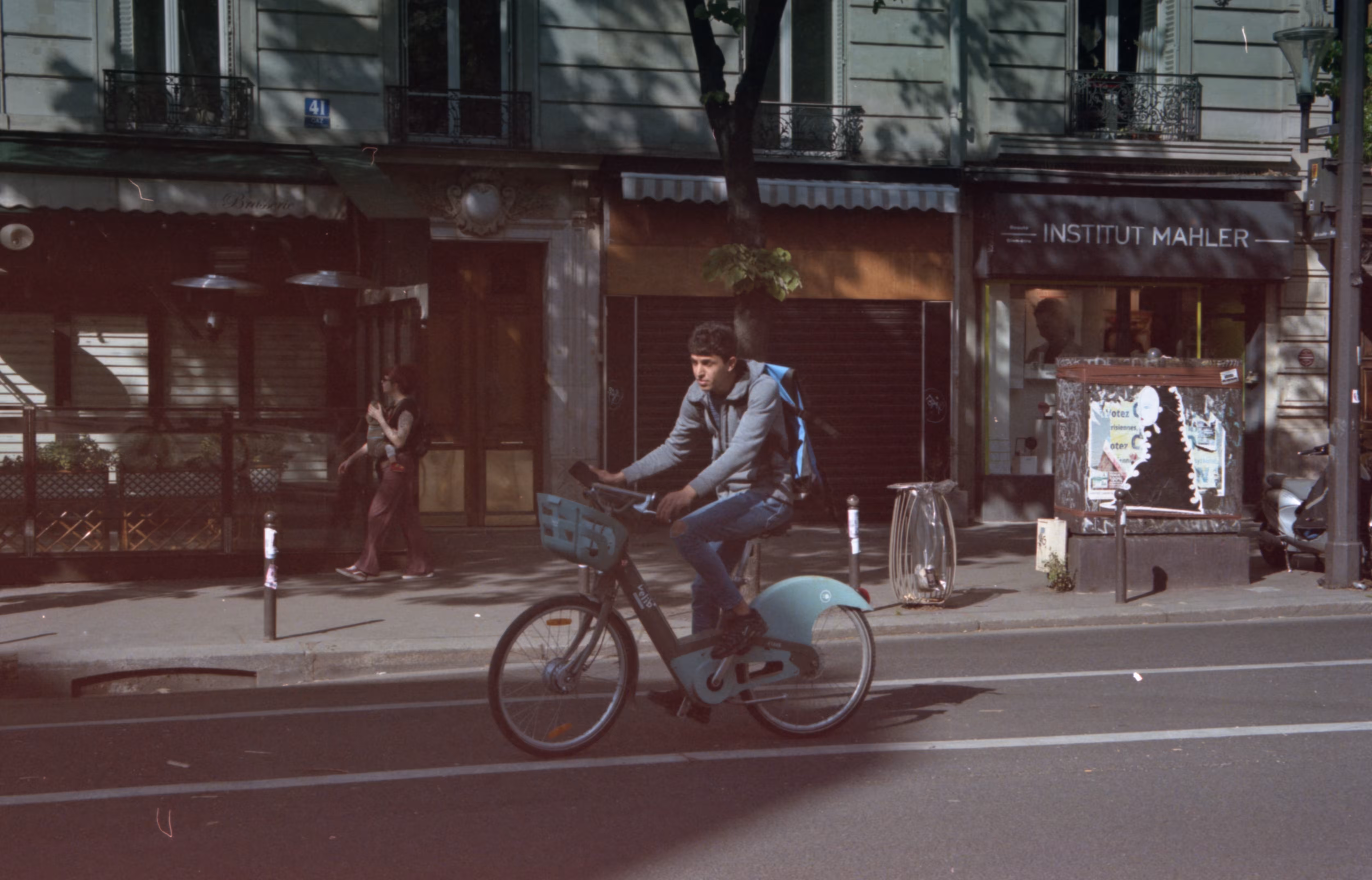 Paris Film Photography: homme sur vélo