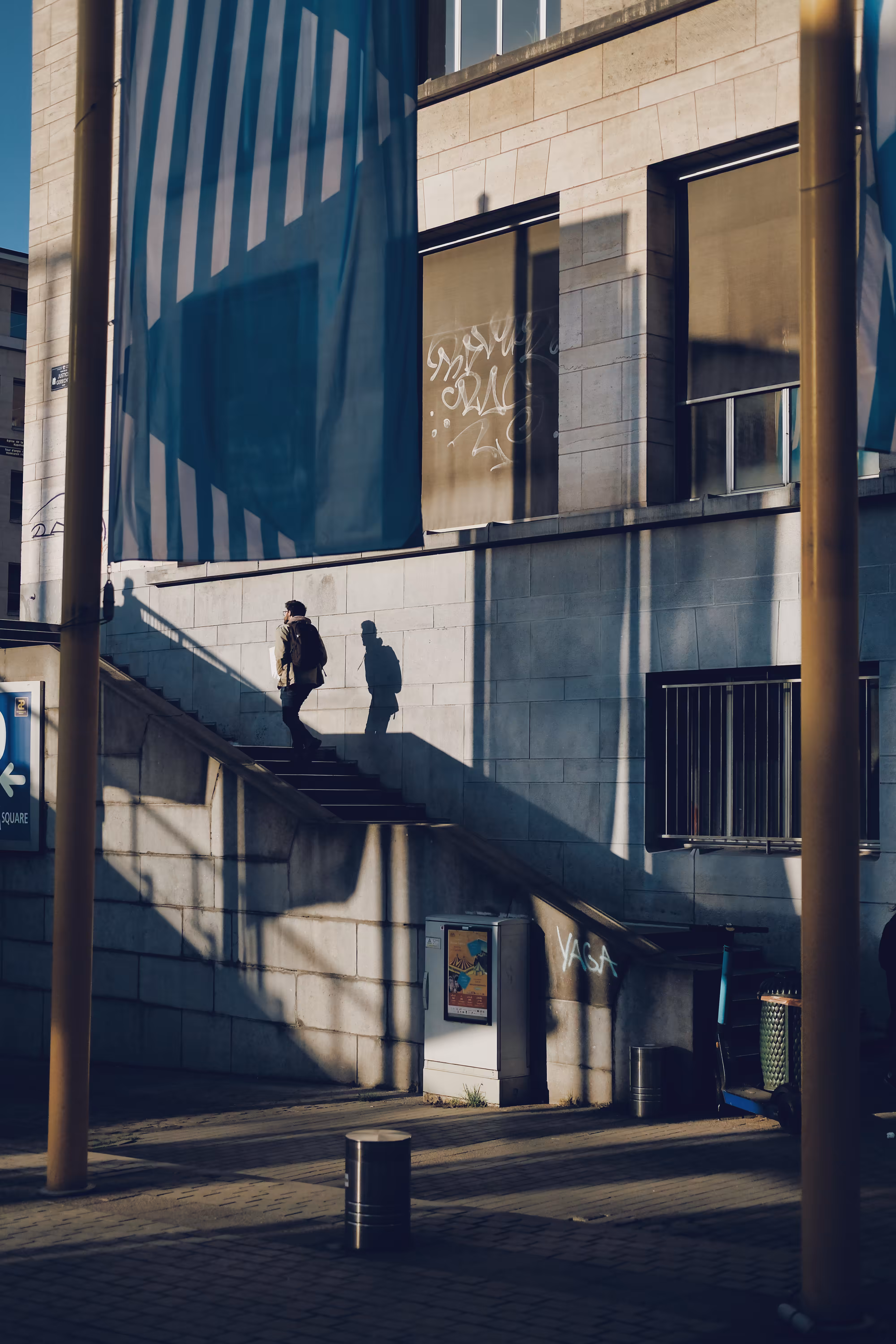 Brussels Street Story: The man & his shadow